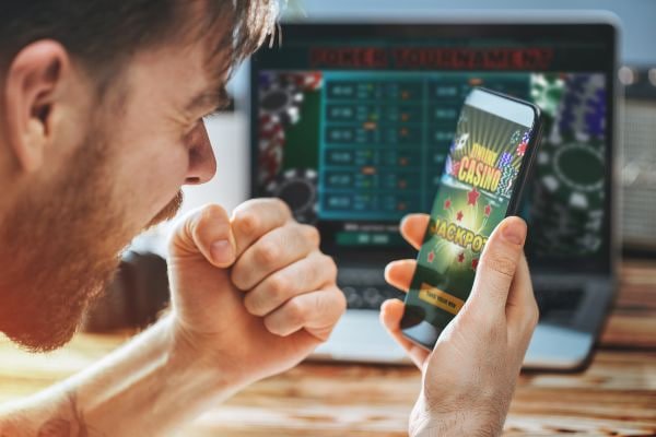 Ilustrasi keamanan data dan proteksi akun pengguna dengan lapisan enkripsi ganda